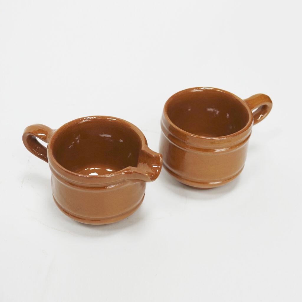 Imagen de Juego de jarra pequeña de vaso ancho con asa y boca para fácil vertido y tazas bajas con asa bañadas en esmalte